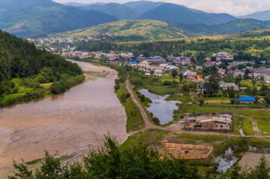 Bir büyük yeşil orman bölge ve bir dağ köyü bölen bir hızlı süslü nehir