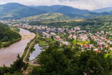 Kirli su akışı taşıyan bir dağ nehir yakınlarındaki bir kasabada. Baraj boyunca için harika bir yer