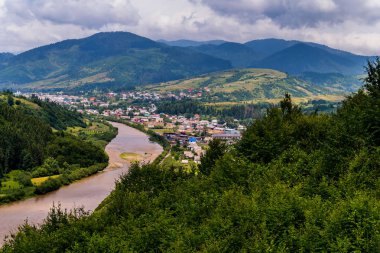 yeşil dağ yamaçları ve uyuyan güzel bir şehir aşağıdaki huzur ormanlar