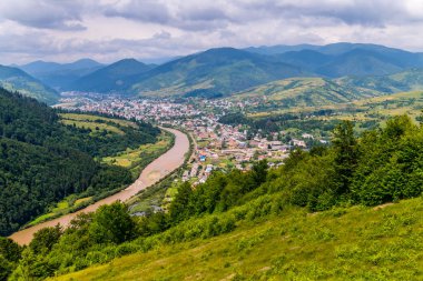 Bir dağ vadi keyifli bir doğa ile çevrili bir hızlı Nehri üzerinde bir şehir yayılmış