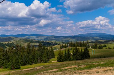 dağ manzarası, yeşil yamaçları ve, Kayak Asansörleri bulutlu mavi gökyüzü karşı