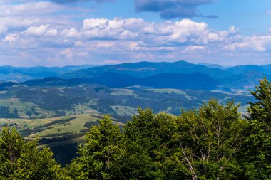 pitoresk ve güzel uzak mavi dağlar Karpatlar kalın bulutlar altında