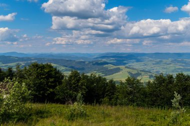 Sonsuz dağ şeffaf mavi gökyüzünün altında dinlenmek için mükemmel bir yer vardır
