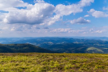 Güneşin büyük yeşil dağ Vadisi için üstten muhteşem bir görünüm