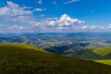 Geniş yeşil dağ aralıkları derinliklerinde bir küçük tatil köyü
