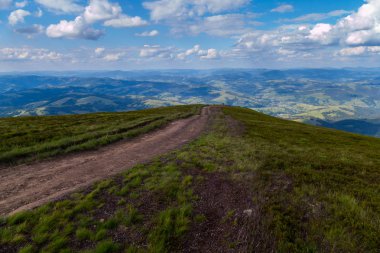 Hangi güzel bir doğal manzara açılır yeşil dağ kenarına giden yol