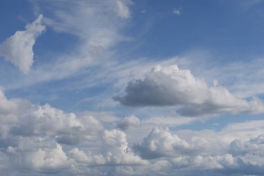 Bir sürü büyük gür beyaz bulutlar görkemli, sonsuz mavi gökyüzü