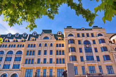 Işık bir saat bir duvar bir mavi gökyüzü arka plan ile Avusturya tür ev restore