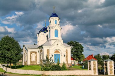 Kilisenin mavi çatılı üzerinde bulutlu, bulutlu gökyüzü. İyi görünüyor