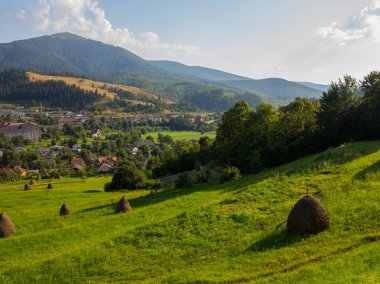çim ile büyümüş şehir yokuş aşağı dağ üzerinden. Şşş saman yığını içinde doludur