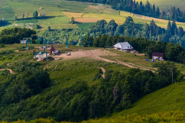 Der Lift in den Bergen mit üppigem Grün. um die Touristen schnell nach oben zu bringen — Stockfoto