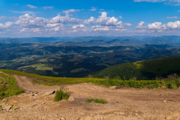 Planície com terra seca com uma excelente vista das montanhas verdes, colinas e vales — Fotografia de Stock