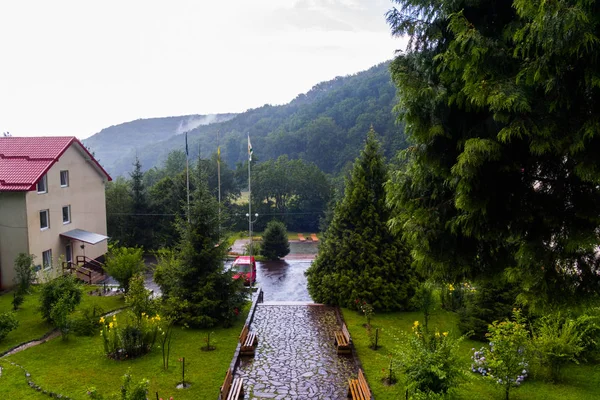 Výhled z hotelového balkonu do nedalekého parku po dešti — Stock fotografie