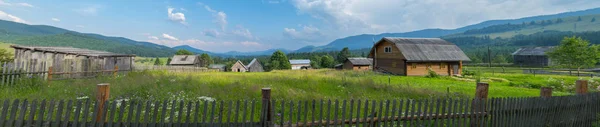 Landhaus im Hof mit Gras bewachsen in einer sehr schönen Bergebene — Stockfoto