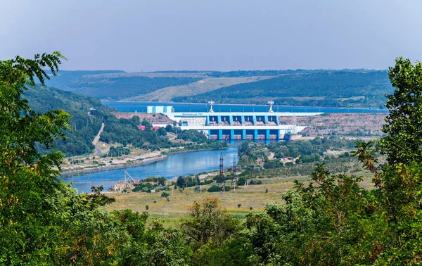 birçok alanda elektrik ile sağlayan bir Hidroelektrik elektrik santrali Dinyester Nehri üzerinde bir baraj. Novodnistrovsk Ukrayna