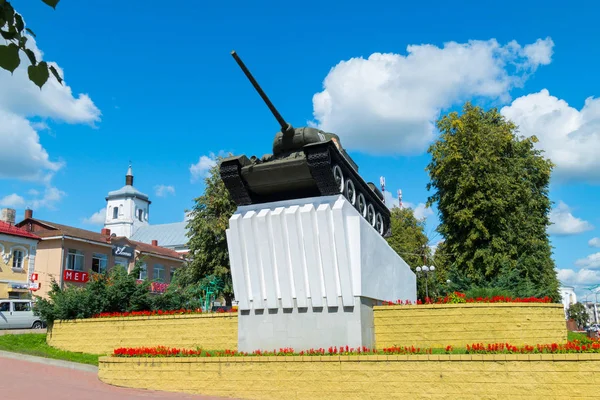 El tanque instalado en un monumento levanta su boca en un cielo azul — Foto de Stock