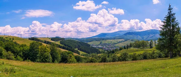 Панорама с вершины Карпатского пика в облачный день — стоковое фото