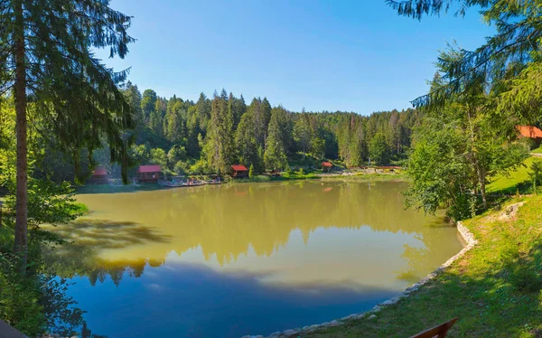 Rybník a několik domů a okolí. Pravděpodobně proto, že on a špinavé — Stock fotografie