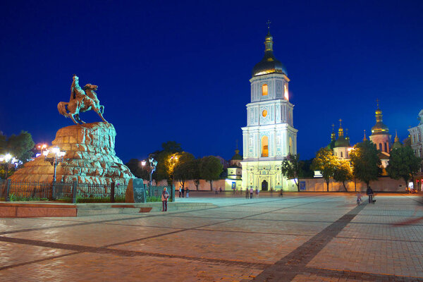 вечерняя площадь с памятником знаменитому гетману Богдану Хмельницкому верхом на лошади. Киев. Украина
