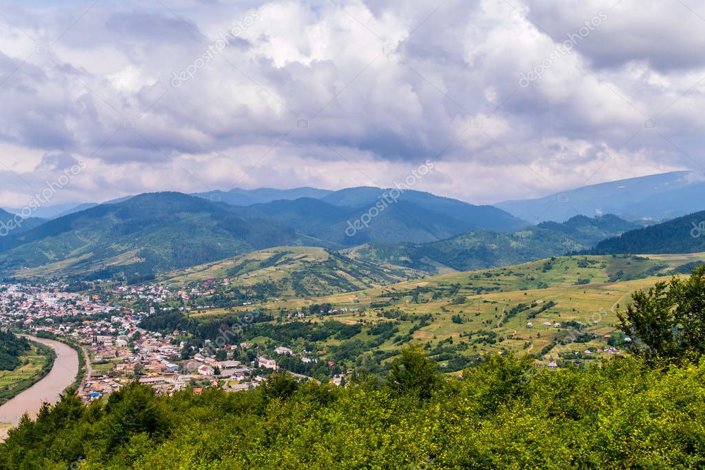 El valle de las montañas en el que la ciudad se extiende a lo largo de