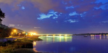 Parlak parlayan araba Köprüsü iki banka bağlanma akşam gökyüzü arka planı