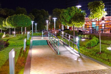 Raylar ve modern bir bina için önde gelen parlak fenerler parlayan ile rise