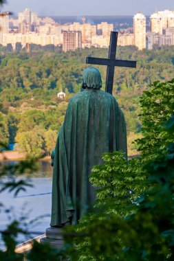 Kiev şehir Volodymyr büyük Nehri Dnipro üzerinde bir haç ile bronz anıt contemplates