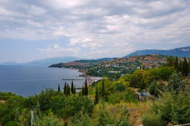 Karadeniz kıyısında bir tatil beldesi ve altyapısı ile yeşil doğası güzel görünümüne bir yükseklikten.