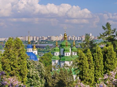 Vydubytsky Manastırı Monomakh zaman Dnipro arka planı yeşil kubbeleri. Kiev. Ukrayna