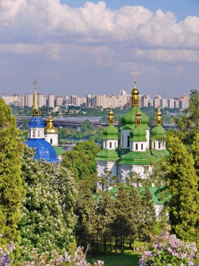 Kiev Pokrovsky kilisede Dnipro zemin üzerine yeşil kubbeleri yüksekliğini görünümünden