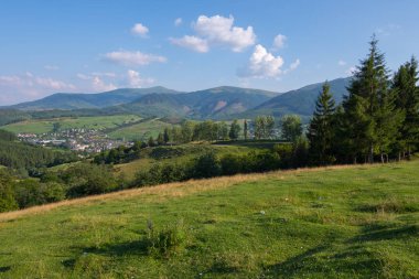 Muhteşem manzara Dağı'nın yamaçlarında ve arka planı mavi gökyüzü ve vadinin yalancı şehir mesafe ayakta doruklarına.