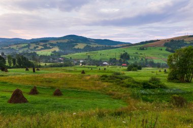 sakin Köyü ve yüksek geçit arasında bulunan pitoresk meadows