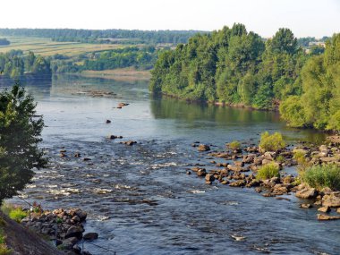 hızlı dağ nehir rapids öğlen ile