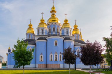 St Michaels Golden-Domed Manastırı, kubbeler ışığında ile parıldıyor. Kiev. Ukrayna