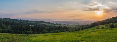 günbatımı üzerinde dağ tepeleri ve vadi köyde Panoraması