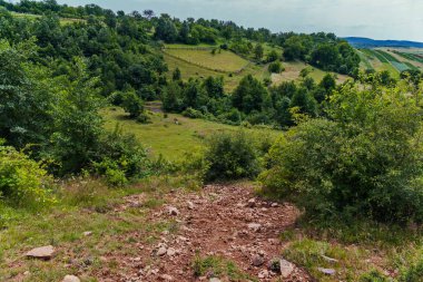 Bir çit ile çevrili yeşil eteklerinde kırsal toprakları. Zaten ile çim ve aralarında yolları biçilmis.
