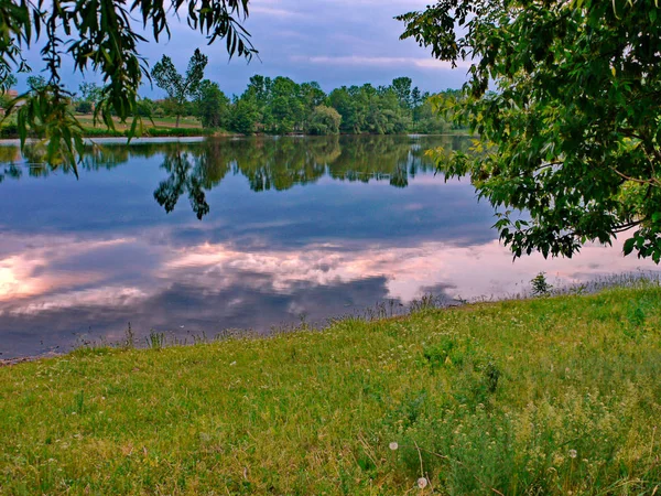 Bellissimo lago che riflette il cielo e gli alberi sulla riva — Foto Stock