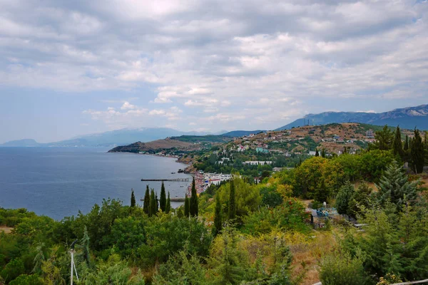 Karadeniz kıyısında bir tatil beldesi ve altyapısı ile yeşil doğası güzel görünümüne bir yükseklikten.