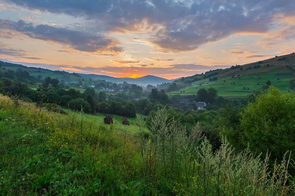 Der malerische Sonnenuntergang im Karpatendorf fasziniert durch seine Schönheit — Stockfoto