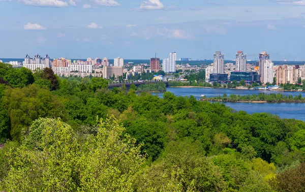 Edificios de gran altura de la ciudad entre los exuberantes parques verdes cerca del río Dniéper. Kiev. Ucrania —  Fotos de Stock