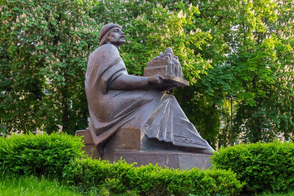 Monument to the prince of Kievan Rus Yaroslav the Wise which is located near the metro station Golden Gate in Kiev — Stock Photo, Image