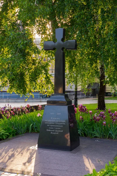 En granit monument-cross till lärarna i Kiev teologiska Akademien — Stockfoto