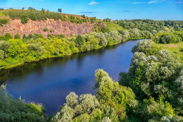 Річка бухти з зніміть блакитна вода на тлі Скелясті гори і зелені плантації — стокове фото