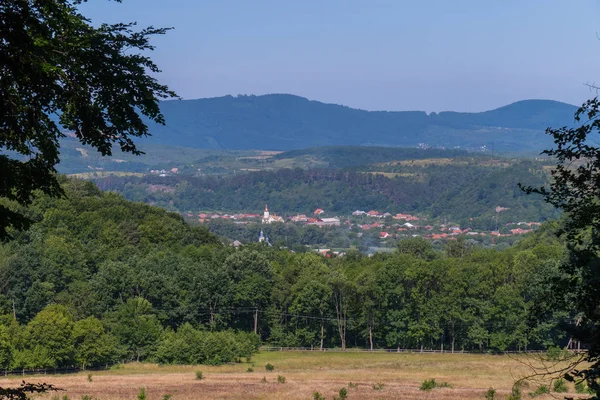 Мальовниче курортне село біля підніжжя безмежних зелених гір — стокове фото