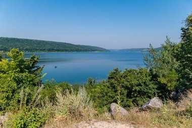 Bulutsuz bir gökyüzü ile parlak mavi nehirdir