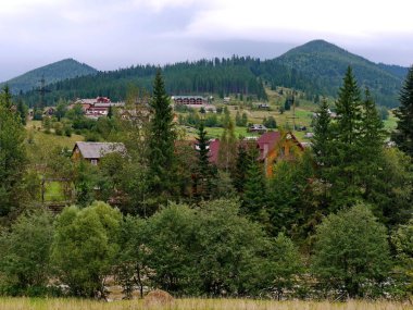 Dağ Nehri yakınında yer alan otel ile köyü yakınlarında ormanlık Dağları Panoraması