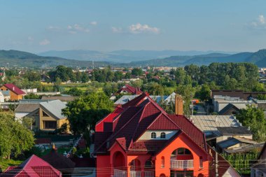 Küçük güzel rahat yeşil dağların bir arka plan üzerinde ev sahipliği yapmaktadır. Lüks yer aileler için