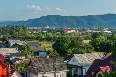 İmbuedly kayan bulutların üzerinde yeşil kısımları dağlar ve uykulu şehir