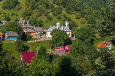 Tek katlı evler renkli çatılar ve bir kilise bu yerleşimin ortasında oluşan küçük bir yerleşim