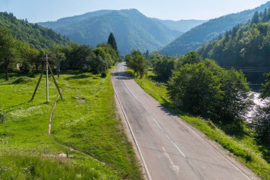yeşil dağların arasında saklanıyor kırsal kesimde asfalt yol